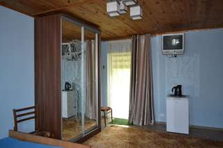 Гостевой дом Guest house Primorskaia 7 Затока Четырехместный номер эконом-класса с общей ванной комнатой-12